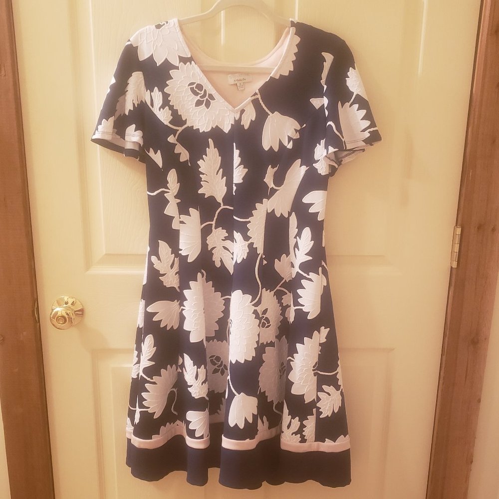 Signature by Robbie Bee Blue & White Floral Dress w/ Light Pink Trim (Medium)